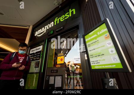 Londres, Royaume-Uni. 7 mars 2021. Un client entre dans le nouveau magasin Amazon Fresh de 2,500 m2 à Ealing, dans l'ouest de Londres, le premier week-end d'ouverture. Il s'agit de la première épicerie « juste à l'extérieur » au Royaume-Uni et de la première en dehors des États-Unis. En tant que magasin « sans contact », il est disponible pour toute personne inscrite sur Amazon et avec l'application sur son smartphone. Les caméras en magasin et l'intelligence artificielle surveillent les clients qui ramarent des articles qui sortent simplement et la facturation se fait automatiquement par la suite. Credit: Stephen Chung / Alamy Live News Banque D'Images