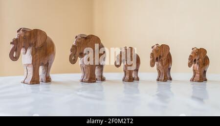 Les éléphants sur la table en bois sculpté Banque D'Images