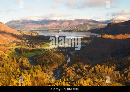 Vue d'automne depuis Castle Crag vers Derwent Water et Skiddaw, Cumbria, Angleterre, Royaume-Uni Banque D'Images