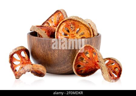 Dry Aegle marmelos, bael Bengal Quince, Bilak, le fruit de la pomme de l'éléphant isolé sur fond blanc avec un chemin d'écrêtage. Banque D'Images