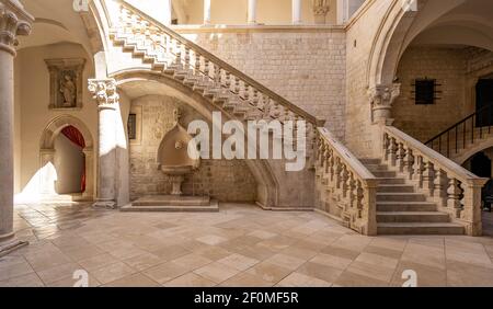 Dubrovnik, Croatie - 22 août 2020 : escalier de l'atrium à l'intérieur du palais du Recteur dans la vieille ville Banque D'Images