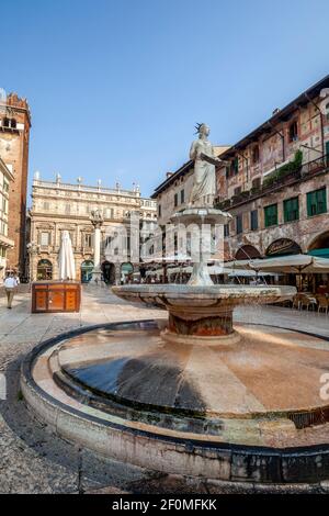 Vue sur la fontaine de la Madonna Verona (symbole de Vérone) sur la Piazza delle Erbe à Vérone, en Italie, au centre de Vérone, en Italie Banque D'Images