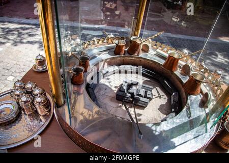 Des pots traditionnels et des tasses de café turc dans un café de rue dans le centre-ville d'Istanbul, Turquie Banque D'Images