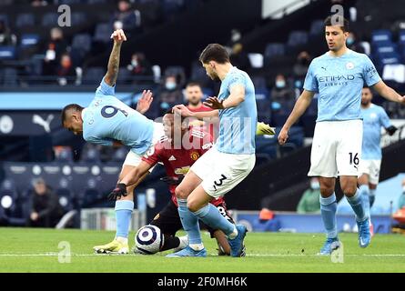 Anthony Martial de Manchester United est fouillé par Gabriel Jesus (à gauche) de Manchester City lors du match de la Premier League au Etihad Stadium de Manchester. Date de la photo: Dimanche 7 mars 2021. Banque D'Images