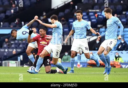 Anthony Martial de Manchester United est fouillé par Gabriel Jesus (à gauche) de Manchester City lors du match de la Premier League au Etihad Stadium de Manchester. Date de la photo: Dimanche 7 mars 2021. Banque D'Images