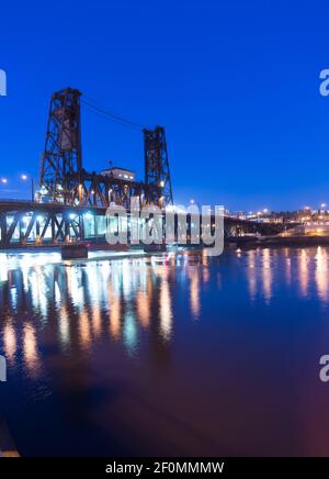 Pont en acier, Rue de l'Oregon Willamette River Centre-ville de Portland Banque D'Images