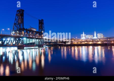 Pont en acier, Rue de l'Oregon Willamette River Centre-ville de Portland Banque D'Images