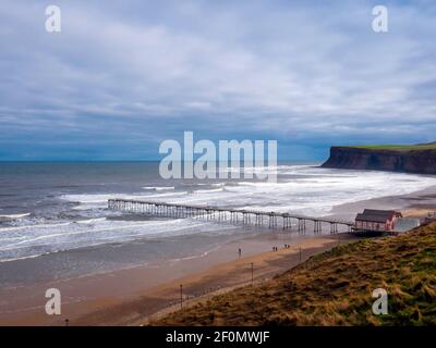 Jetée de Saltburn le jour de l'hiver avec un ciel gris et hautes vagues Banque D'Images