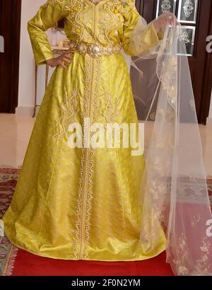 Jaune caftan marocain porté par la mariée marocaine le jour de son mariage. Le caftan marocain est l'un des vêtements traditionnels les plus célèbres au monde Banque D'Images