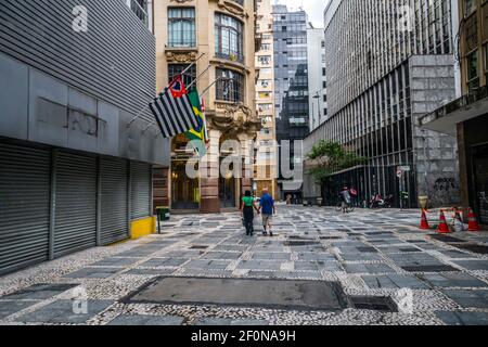 7 mars 2021, São Paulo, São Paulo, Brésil : vue des magasins fermés et des rues vides après la fermeture des services non essentiels à minuit et jusqu'au 20 mars dans l'État de Sao Paulo, dans le cadre de la nouvelle pandémie de coronavirus COVID-19, à Sao Paulo, au Brésil, le 7 mars 2021. - le plus grand Etat du Brésil, Sao Paulo, a déclaré mercredi de nouvelles restrictions de 'phase 'de '' sur la COVID-19, ordonnant la fermeture d'entreprises non essentielles pendant deux semaines, car une explosion de cas a balayé le pays. Le verrouillage partiel, qui est entré en vigueur le 5 mars à minuit, (0300 GMT samedi), interdit tout sauf ''acte essentiel Banque D'Images