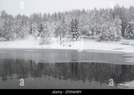 Lac Vlasina dans l'obscurité, nuageux, jour d'hiver avec beaucoup de neige. Photographie de paysage. Banque D'Images