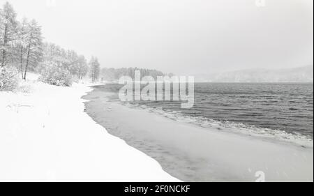 Lac Vlasina dans l'obscurité, nuageux, jour d'hiver avec beaucoup de neige. Photographie de paysage. Banque D'Images