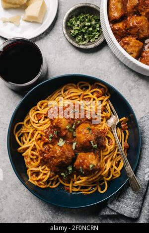 Marinara Spaghetti préparée avec saucisses et boulettes de viande Banque D'Images