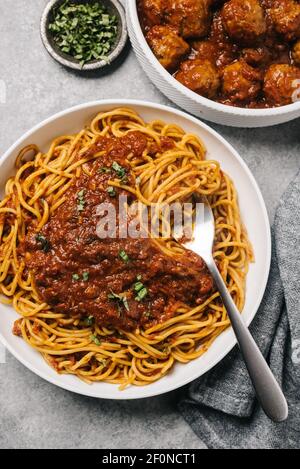 Marinara à spaghetti avec un plat d'accompagnement de boulettes de viande Banque D'Images