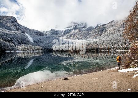 lac en montagne entre l'automne et l'hiver Banque D'Images