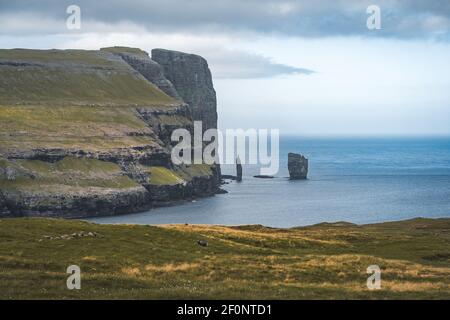 Risin et Kellingin rochers dans la mer comme vu de la baie de Tijornuvik sur Streymoy sur les îles Féroé, Danemark, Europe Banque D'Images