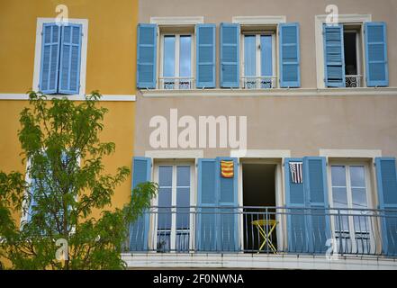 Façade typiquement provençale avec un mur en stuc vénitien et des volets en bois bleu clair à Martigues, Bouches-du-Rhône France. Banque D'Images