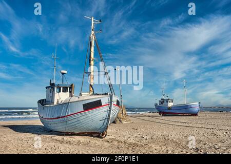 Bateaux de pêche côtiers sur la plage de Vorupoer, dans l'ouest du Danemark Banque D'Images