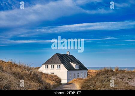 Maison d'été cachée dans les dunes de la mer du Nord Côte au Danemark Banque D'Images