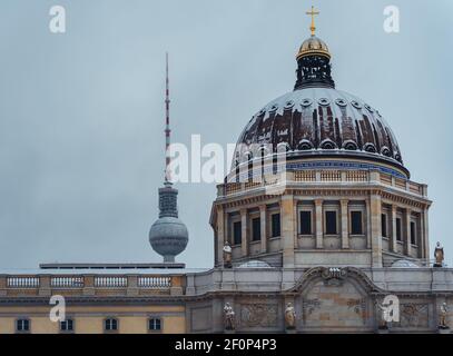 Dôme couvert de neige du château royal ou de la ville palais et Forum Humboldt avec tour de télévision en arrière-plan Berlin Mitte un hiver froid après Banque D'Images