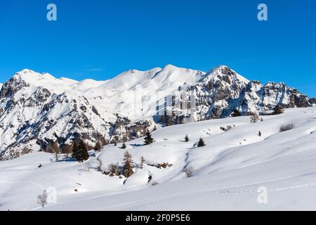 Les montagnes enneigées en hiver du Monte Carega, appelées les petites Dolomites du plateau supérieur de Lessinia. Vénétie, Trentin, Italie, Europe. Banque D'Images