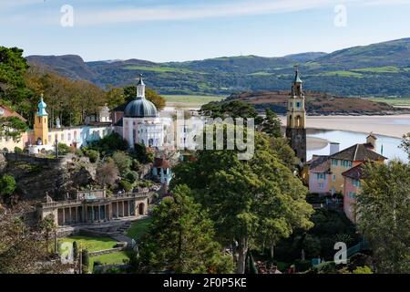 Portmeirion Village, conçu et construit par Sir Clough William-Ellis, situé sur l'estuaire de la rivière Dwyryyd, Gwynedd, au nord du pays de Galles. Banque D'Images