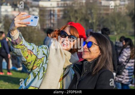 Londres, Royaume-Uni. 7 mars 2021. La foule sur Primrose Hill la veille du retour des enfants à l'école et du dernier jour de l'isolement complet. Crédit : Guy Bell/Alay Live News Banque D'Images