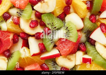 Morceaux de fruits raznfh gros plan en plein écran, salade de fruits. Tranches de fruits frais et sains pour une alimentation saine. Banque D'Images