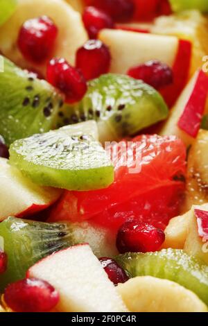 Morceaux de fruits raznfh gros plan en plein écran, salade de fruits. Tranches de fruits frais et sains pour une alimentation saine. Banque D'Images