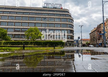 Wroclaw, Pologne - 03 2020 mai : le centre commercial Renoma se reflète dans la flaque par temps nuageux Banque D'Images