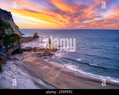 Vue sur la plage de Portizuelo à Luarca, Asturies, Espagne au coucher du soleil. Banque D'Images