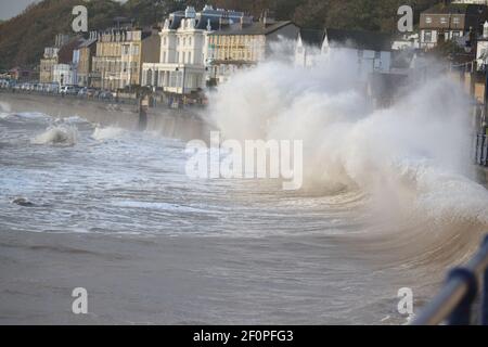 Mer du Nord orageux - vagues s'écrasant dans le mur de la mer - eau blanche - eau puissante - Mer dangereuse - changement climatique - Météo - Filey Bay - Yorkshire UK Banque D'Images