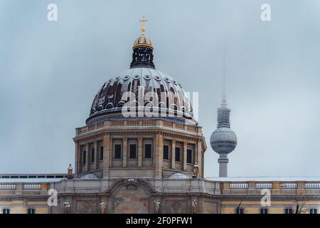 Dôme couvert de neige du château royal ou de la ville palais et Forum Humboldt avec tour de télévision en arrière-plan Berlin Mitte un hiver froid après Banque D'Images