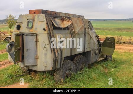 Minsk, Belaruus - 2 octobre 2012 : BTR-152, un porte-personnel blindé soviétique à six roues dans le complexe de musées biélorusses Staline Line Banque D'Images