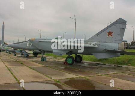 Minsk, Belaruus - 2 octobre 2012 : MIG-25 soviétique intercepteur-chasseur à deux moteurs de haute altitude supersonique dans le complexe de musée biélorusse Li de Staline Banque D'Images