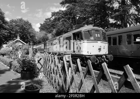 Locomotive diesel de classe 33 sur le chemin de fer North Norfolk. Banque D'Images