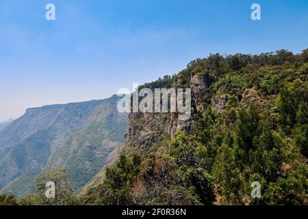 Vue sur les blocs de granit qui se tiennent debout comme des piliers comme vu de Pillar Rocks Viewpoint, Kodaikanal, Tamil Nadu, Inde Banque D'Images