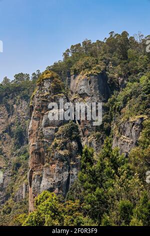 Vue sur les blocs de granit qui se tiennent debout comme des piliers comme vu de Pillar Rocks Viewpoint, Kodaikanal, Tamil Nadu, Inde Banque D'Images