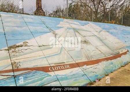 Une fresque du navire-esclave Clotilda est photographiée sur le boulevard Africatown dans la communauté Africatown, le 5 mars 2021, à Mobile, Alabama. Banque D'Images