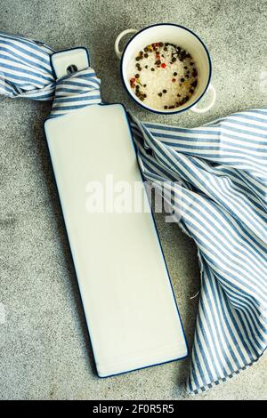 Table minimaliste en blanc et bleu Banque D'Images