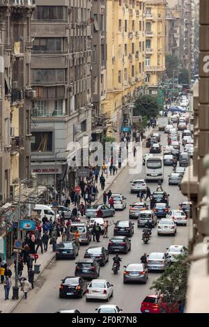 Vue surélevée de la circulation et des piétons sur Talaat Harb Street, centre-ville du Caire, Egypte Banque D'Images