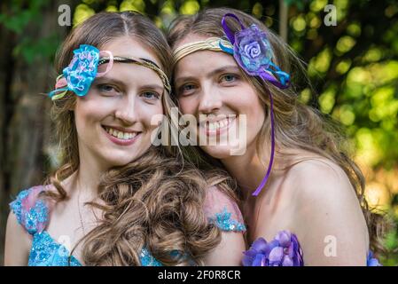 Closeup portrait happy smiling sisters twins Banque D'Images