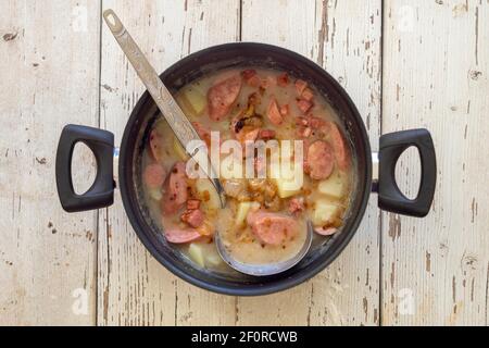 Soupe aigre traditionnelle appelée zurek dans une casserole Banque D'Images