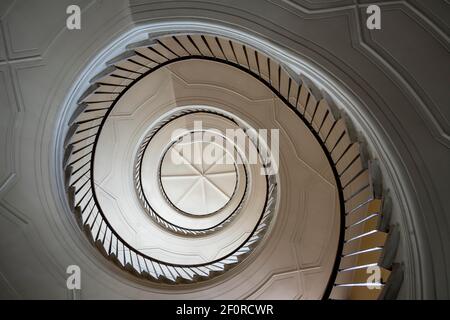 Bel escalier en colimaçon dans une ancienne maison de résidence à Varsovie, Pologne Banque D'Images