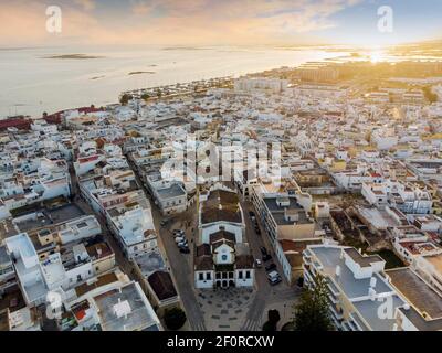 Vue aérienne d'Olhao avec une église en premier plan au coucher du soleil, Algarve, Portugal Banque D'Images