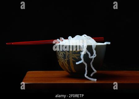 Nouilles Shirataki à base de farine de konjac dans un bol de baguettes, Allemagne Banque D'Images