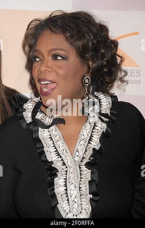 Manhattan, États-Unis d'Amérique. 02e décembre 2008. NEW YORK - 02 DÉCEMBRE : le radiodiffuseur Oprah Winfrey participe à une célébration des 37 ans de Susan Taylor au magazine essence de l'espace le 2 décembre 2008 à New York personnes : Oprah Winfrey crédit : Storms Media Group/Alay Live News Banque D'Images