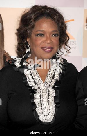 Manhattan, États-Unis d'Amérique. 02e décembre 2008. NEW YORK - 02 DÉCEMBRE : le radiodiffuseur Oprah Winfrey participe à une célébration des 37 ans de Susan Taylor au magazine essence de l'espace le 2 décembre 2008 à New York personnes : Oprah Winfrey crédit : Storms Media Group/Alay Live News Banque D'Images