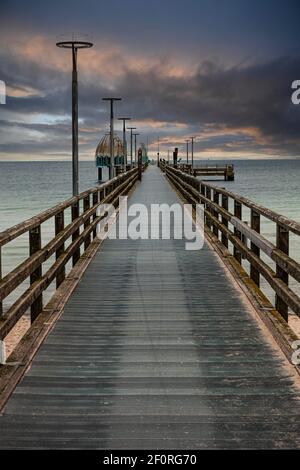 Télécabine de plongée sur la jetée au lever du soleil sur la plage de Zingst, Zingst, péninsule de Zingst, Darss, Fischland, Mer Baltique, Mecklembourg-Poméranie occidentale Banque D'Images