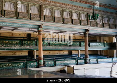 Magnifiquement sculpté et peint finement salle d'audience colorée de Mysore Palace à Karnataka, Inde Banque D'Images